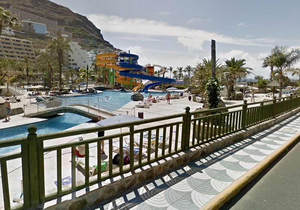 Fyra&aring;ringen v&aring;rdas p&aring; sjukhus efter att ha lidit hj&auml;rtstillest&aring;nd i en vattenpark i Mog&aacute;n. Foto: Google Maps