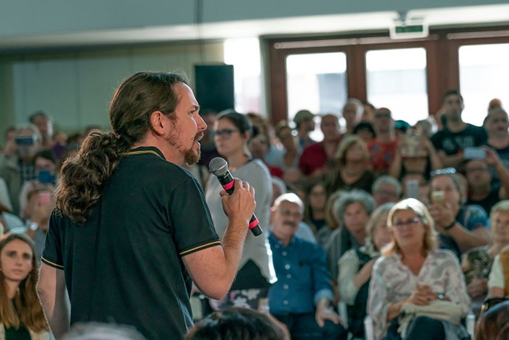 Utredningsdomaren inkluderade felaktigt den d&aring;varande ledaren f&ouml;r Podemos, Pablo Iglesias, som misst&auml;nkt och nu har samtliga med anknytning till partiet friats fr&aring;n misstankar.