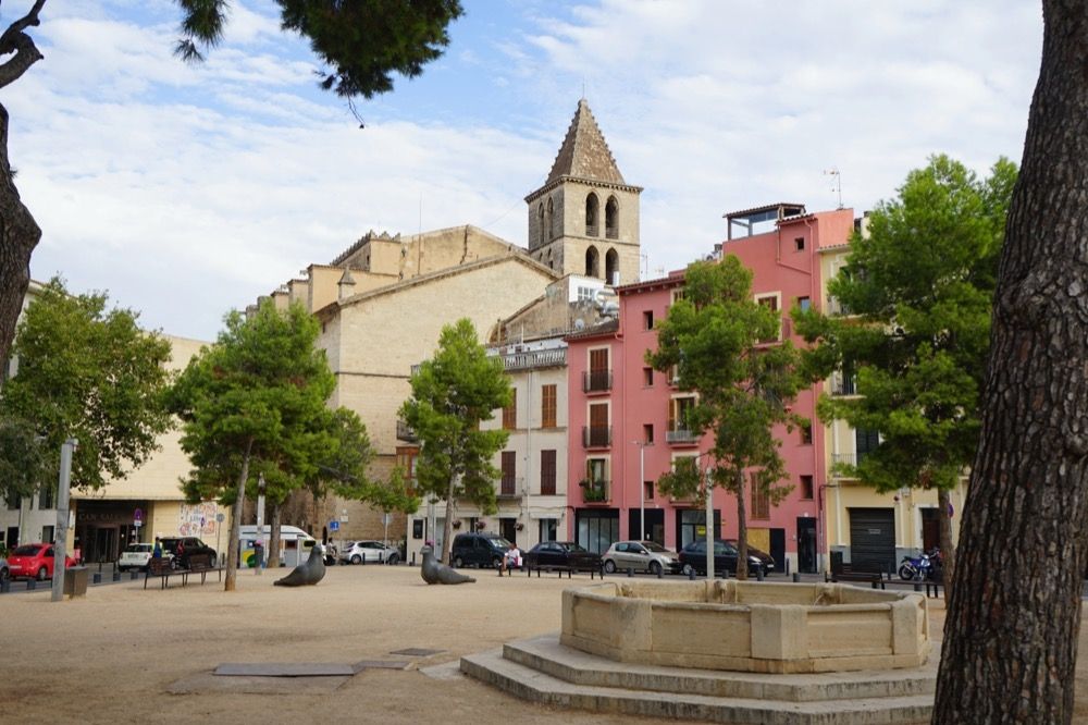 Den v&auml;xande n&auml;rvaron av svenskar i Santa Catalina g&ouml;r att Palma-kvarteret allt mer uppfattas som en enklav, snarare &auml;n en integrerad del av staden.