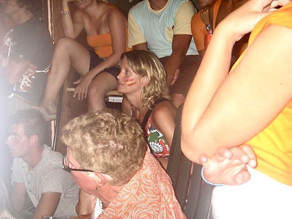 Att vara spansk kan handla om att som enda "spanjor" heja p&aring; sitt landslag i fotbolls-VM. Dessutom p&aring; en holl&auml;ndsk bar i Frankrike i finalen mellan Holland och Spanien 2010. Foto: Helen Berntsson