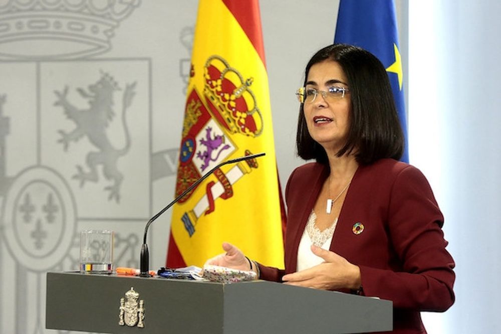 H&auml;lsov&aring;rdsministern Carolina Darias bekr&auml;ftar att Spanien redan bokat doser av b&aring;de Pfizer och Moderna f&ouml;r de tv&aring; n&auml;rmaste &aring;ren.