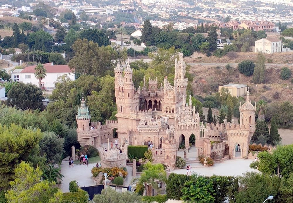 Castillo Monumento Comares uppf&ouml;rdes f&ouml;r att hylla Christofer Columbus uppt&auml;ckt av Amerika. Stenslottet ligger i kuperad terr&auml;ng 182 meter &ouml;ver havet, i n&auml;rheten av Benalm&aacute;dena Pueblo.