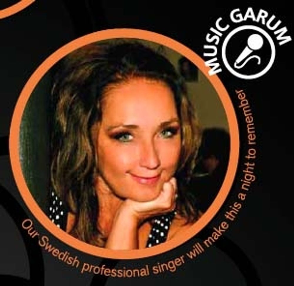 Monica Silverstrand underh&aring;ller p&aring; restaurang Garum i Marbella.
