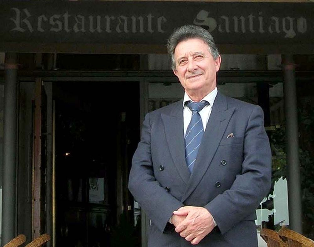 Samtliga sex medlemmar av familjen Gezang drabbades av salmonella i juli och kr&auml;ver skadest&aring;nd av restaurangen La Taberna de Santiago. &Auml;garen Santiago Dom&iacute;nguez s&auml;ger att inget liknande h&auml;nt honom p&aring; 54 &aring;r och till&auml;gger att inga andra g&auml;ster uppgivit att de skulle ha smittats p&aring; hans restaurang.