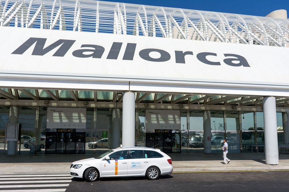 De extrainsatta taxiresurserna under h&ouml;gs&auml;song &auml;r inte tillr&auml;ckliga f&ouml;r att bem&ouml;ta behoven p&aring; Palmas flygplats. (Arkivbild)