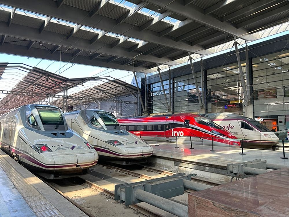 Den nya akt&ouml;ren p&aring; snabbt&aring;gsmarknaden i Spanien Iryo hoppas vinna marknadsandelar genom att erbjuda paketresor med b&aring;de t&aring;g och buss.