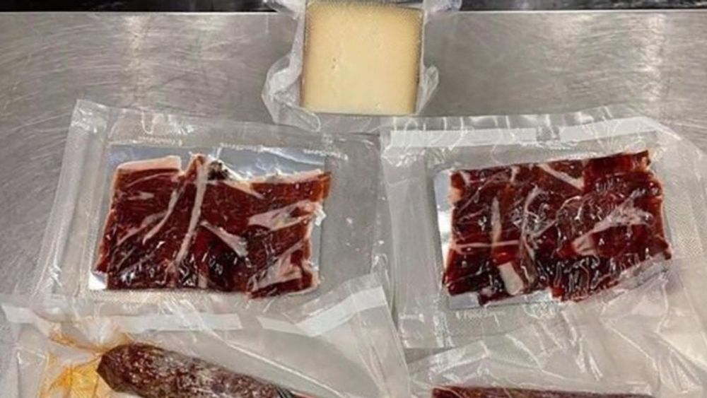 Myndigheterna i Australien har delat ett foto p&aring; produkterna som lett till att en spansk medborgare nekats intr&auml;de.