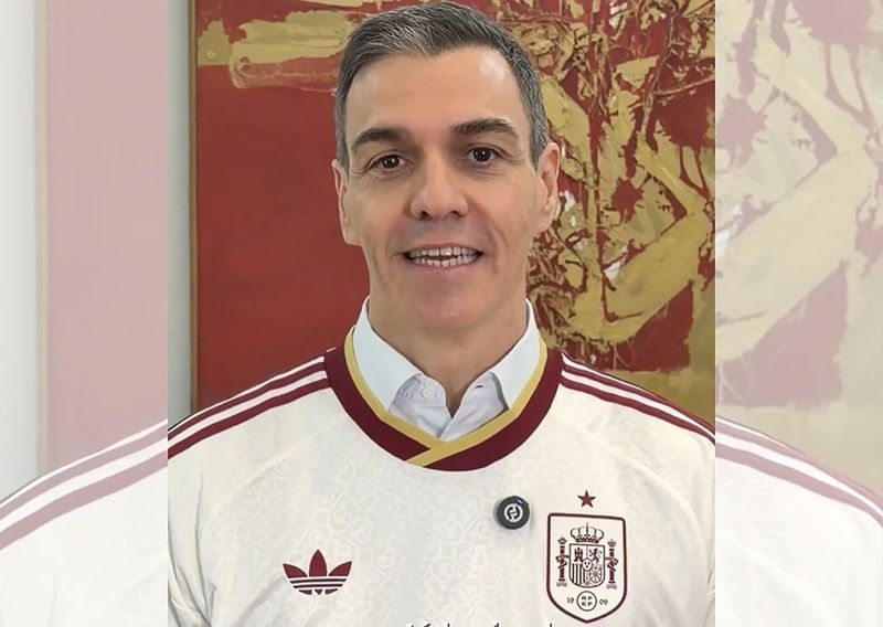 Pedro S&aacute;nchez firade jobbsiffrorna med att b&auml;ra en spansk landslagstr&ouml;ja med nummer 22 (miljoner sysselsatta) p&aring; ryggen.  Foto: @sanchezcastejon/X
