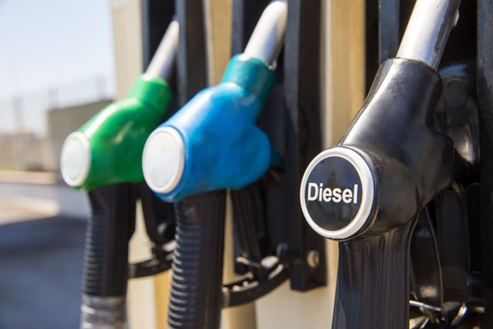I n&aring;gra bensinstationer &ouml;verstiger br&auml;nslepriset redan tv&aring; euro per liter och p&aring; vissa h&aring;ll &auml;r diesel dyrare &auml;n bensinen.