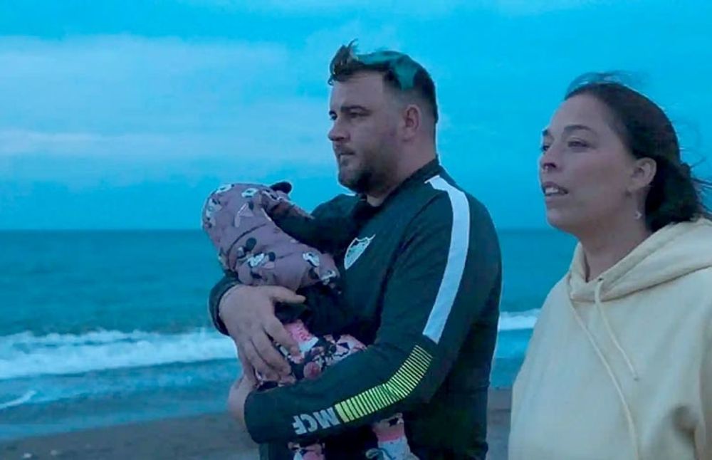 Den tv&aring;&aring;rige pojken Julens f&ouml;r&auml;ldrar intervjuas i dokument&auml;rserien &rdquo;13 d&iacute;as&rdquo; (13 dagar), som handlar om dramat i Total&aacute;n i januari 2019. Foto: Netflix