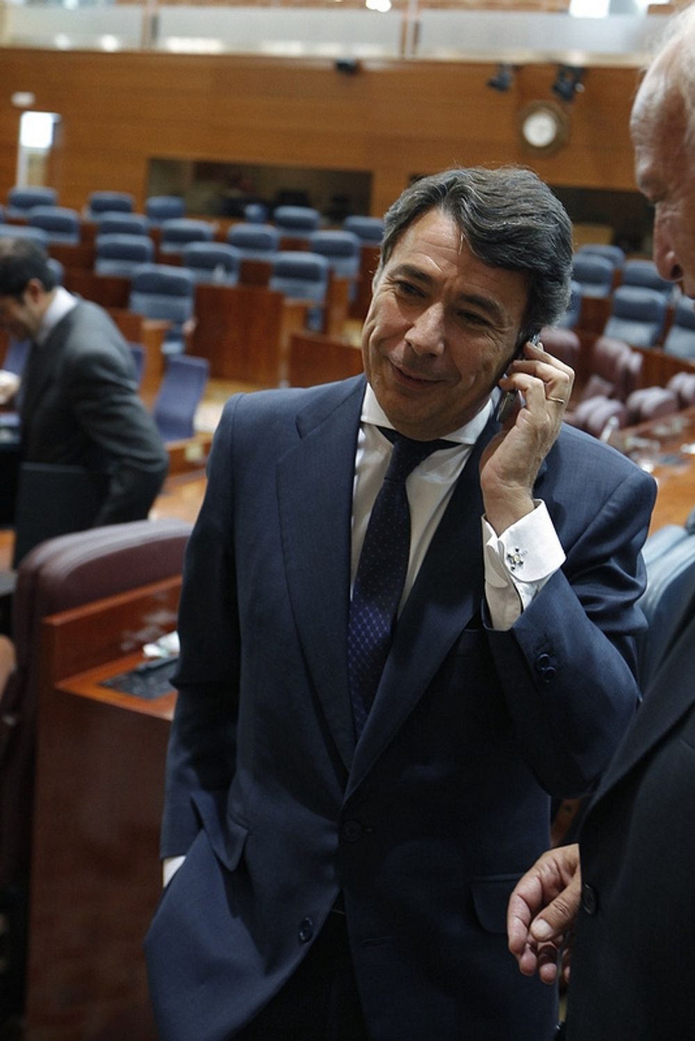 Madrids regionalpresident Ignacio Gonz&aacute;lez har tvingats stoppa den kontroversiella medicinavgiften.