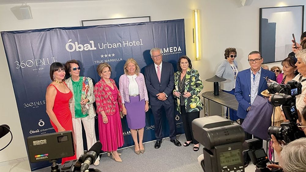 Borgm&auml;staren i Marbella &Aacute;ngeles Mu&ntilde;oz (i lila)vid invigningen den 17 maj.