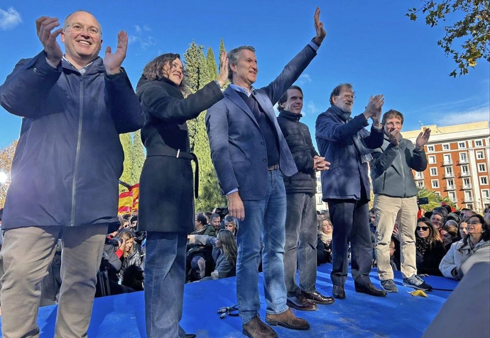 Isabel D&iacute;az Ayuso och Alberto N&uacute;&ntilde;ez Feij&oacute;o riktade h&aring;rd kritik mot PSOE:s samarbete med Bildu under Partido Populars massm&ouml;te i Madrid. Foto: PP Arroyomolinos