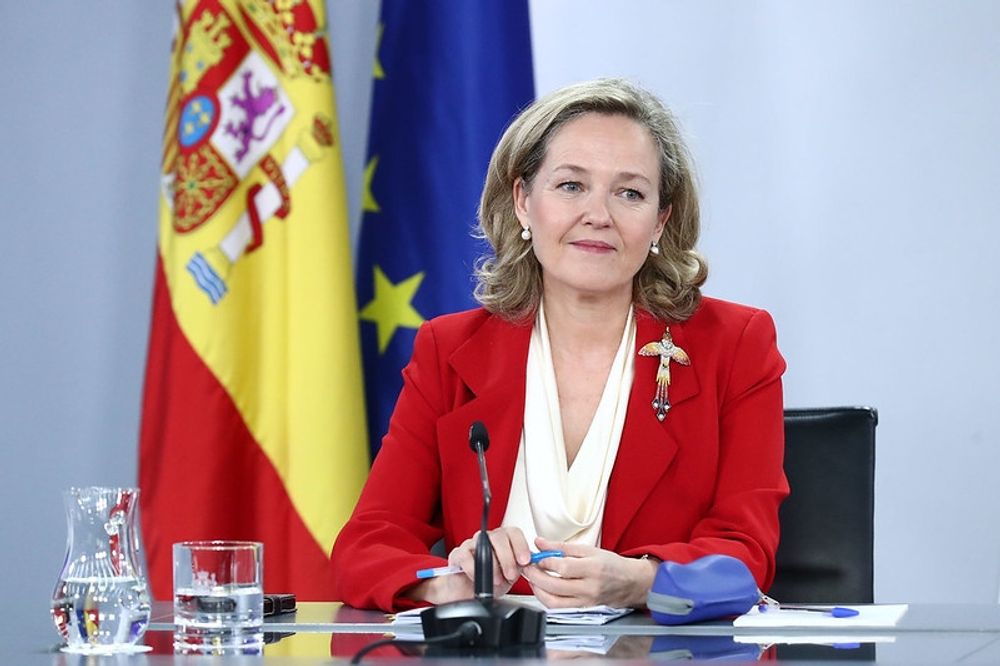 Spaniens finansminister Nadia Calvi&ntilde;o meddelar att de nya anslagen kommer att kosta 8,9 miljarder euro.