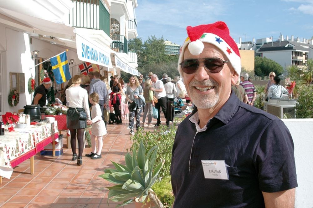 Redan l&ouml;rdag 25 november var det julst&auml;mning genom Svenska kyrkans stora basar i Fuengirola. Tj&auml;lvar &Aring;slund h&auml;lsade alla g&auml;ster v&auml;lkomna i tomteluva och kort&auml;rmad tr&ouml;ja, men s&aring; var det ocks&aring; cirka 20 grader i solen.