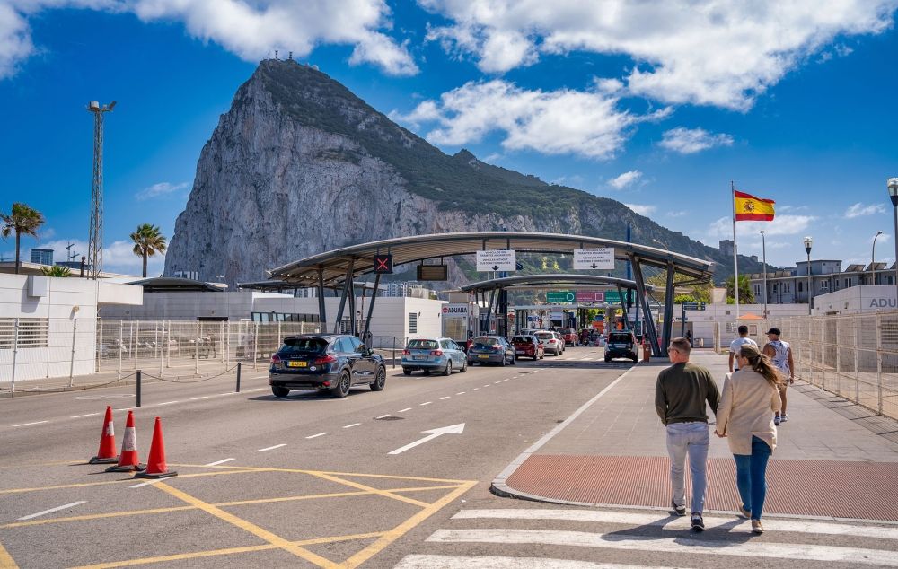 Gr&auml;nspassagen mellan Gibraltar och Spanien ska avvecklas n&auml;r omr&aring;det integreras i Schengen, samtidigt som spanska myndigheter f&aring;r ut&ouml;kade befogenheter vid inresa och uppeh&aring;llstillst&aring;nd.
