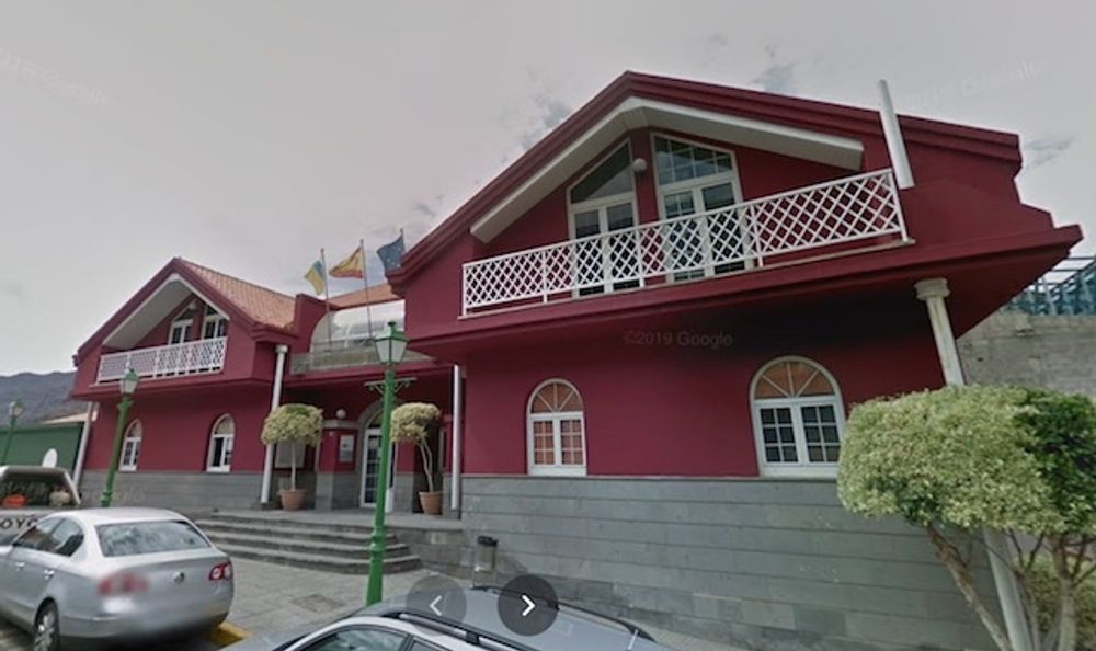 Guardia Civil har genoms&ouml;kt bland annat r&aring;dhuset i Mog&aacute;n. Foto: Google Maps