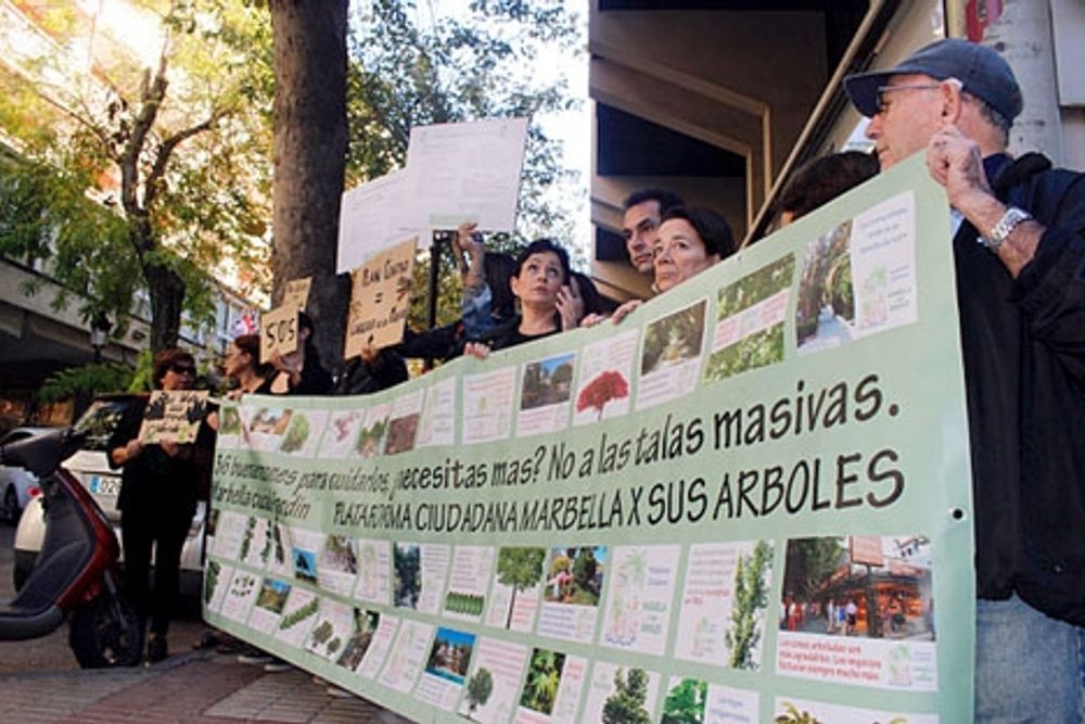 Demonstrationen i Marbella genomf&ouml;rdes efter att tr&auml;den vid Alonso de Baz&aacute;n avverkats. Foto: Marbella x sus &Aacute;rboles