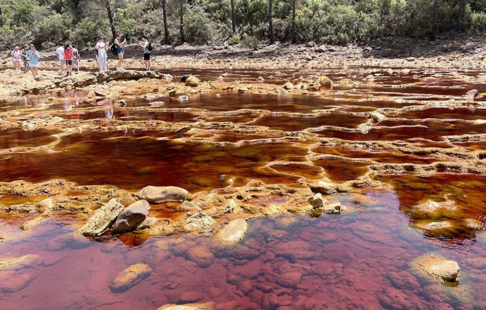 Riotinto &auml;r ett popul&auml;rt turistm&aring;l, men den f&auml;rgglada floden &auml;r tillsammans med Odiel den giftigaste i v&auml;rlden.