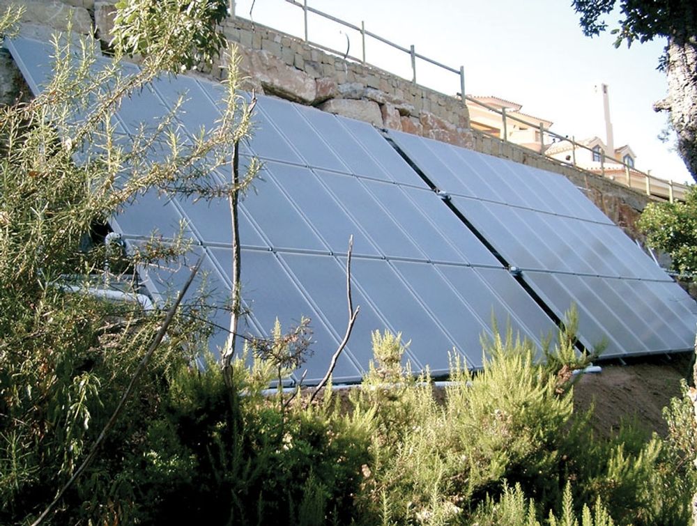 Termiska anl&auml;ggningar utnyttjar solen f&ouml;r uppv&auml;rmning av b&aring;de vatten och sol. Med framf&ouml;rh&aring;llning kan man uppr&auml;tta integrerade system som &auml;r b&aring;de praktiska och komfortabla. Foto: T&eacute;cnicas Maro