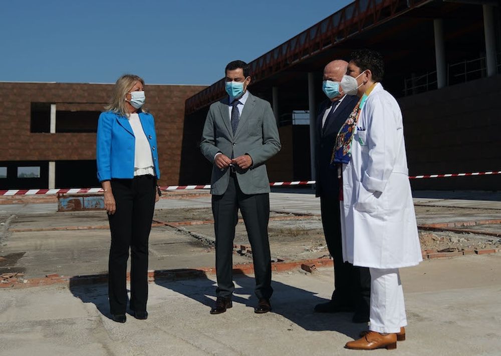 Juanma Moreno bes&ouml;kte sjukhuset i Marbella 7 maj, tillsammans med h&auml;lsov&aring;rdsr&aring;det Jes&uacute;s Aguirre och togs emot av kommunens borgm&auml;stare &Aacute;ngeles Mu&ntilde;oz. Foto: Junta de Andaluc&iacute;a