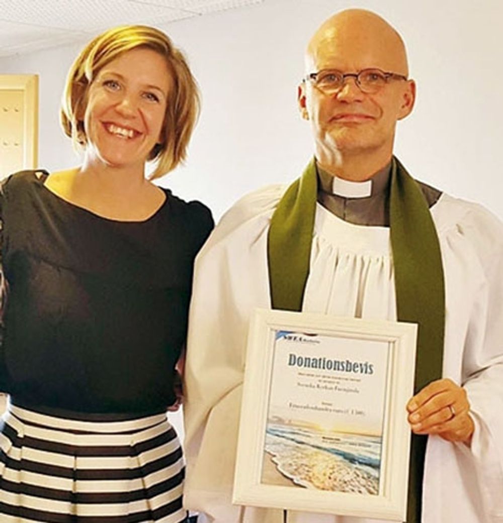 Lena Ottosson och Mikael J&ouml;nsson p&aring; Svenska kyrkan Costa del Sol f&ouml;rnekar best&auml;mt att n&aring;gon skulle ha portats p&aring; julafton, eller vilken som helst annan dag fr&aring;n kyrkan. Foto: SWEA Marbella.