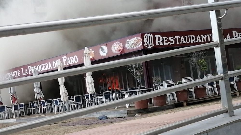 Restaurangen La Pesquera del Faro, i Marbella, brann 27 april och hela nederv&aring;ningen uppges ha f&ouml;rst&ouml;rts. Foto: Bomberos de Marbella