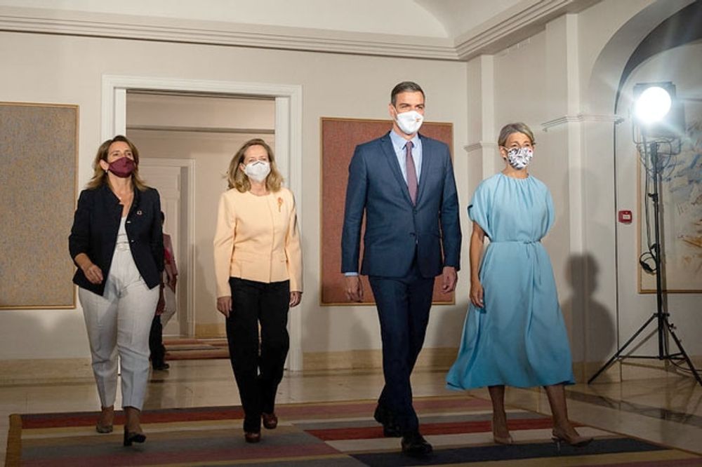 De tv&aring; ministrarna och vice regeringscheferna Nadia Calvi&ntilde;o (till v&auml;nster om Pedro S&aacute;nchez) och Yolanda D&iacute;az (till h&ouml;ger) f&ouml;refaller ha gr&auml;vt ned stridsyxan.