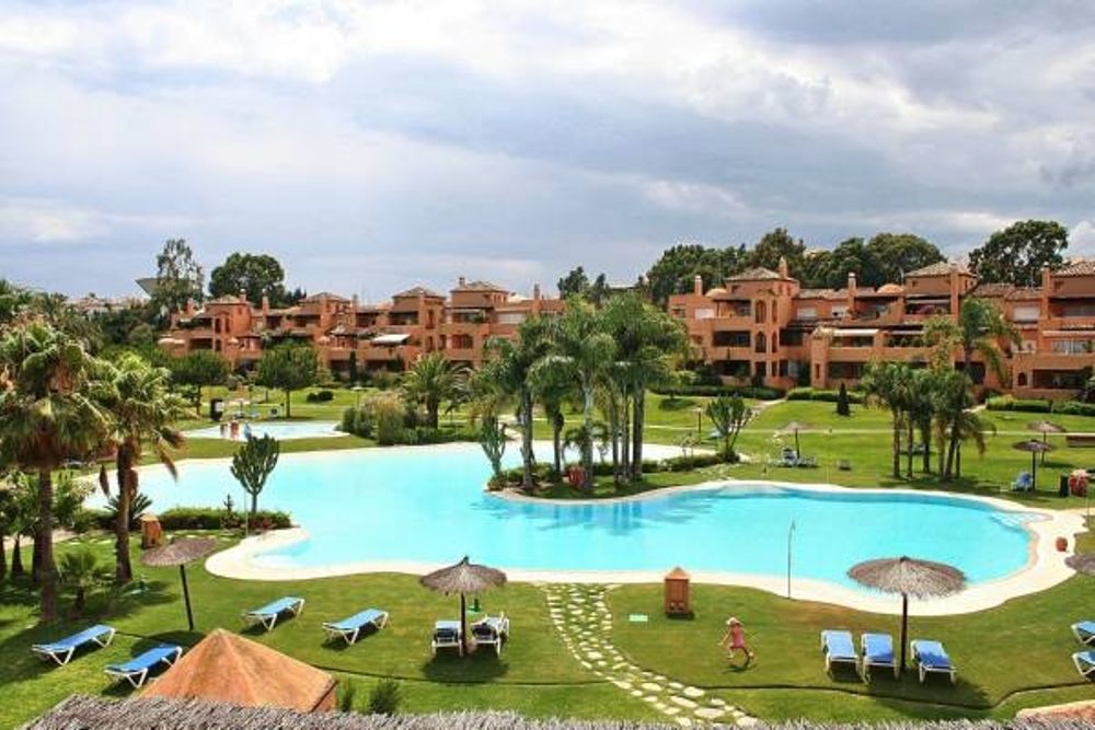 Den unders&ouml;kta lyxv&aring;ningen ligger i omr&aring;det Alhambra del Golf.