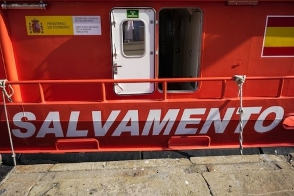 Spanska sj&ouml;r&auml;ddningen f&ouml;rde tre sv&aring;rt medtagna &ouml;verlevare till sjukhus p&aring; Tenerife.