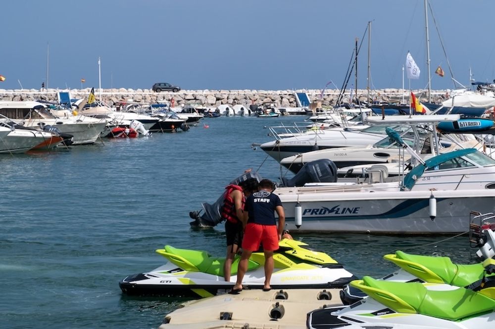 Arkivbild p&aring; vattenskoterekipage i Puerto Ban&uacute;s.