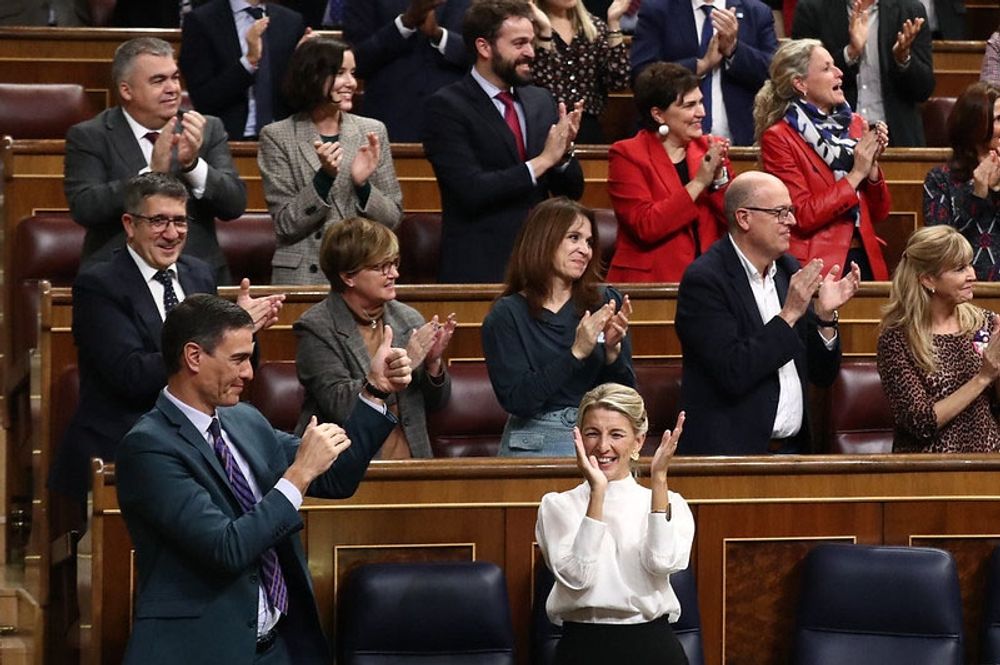 Regeringschefen Pedro S&aacute;nchez och arbetsmarknadsministern Yolanda D&iacute;az, i parlamentet.