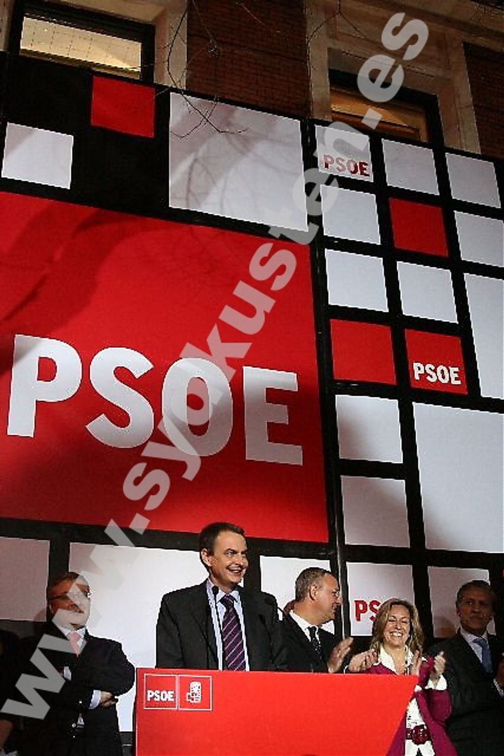 Socialistpartiet PSOE firade valsegern 9 mars utanf&ouml;r huvudkontoret, p&aring; Calle Ferraz i Madrid. Foto: Thomas Gustafsson.