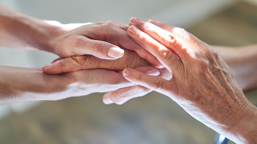 Endast drygt en procent av v&aring;rdpersonalen i Spanien mots&auml;tter sig &ouml;ppet att bist&aring; med aktiv d&ouml;dshj&auml;lp.