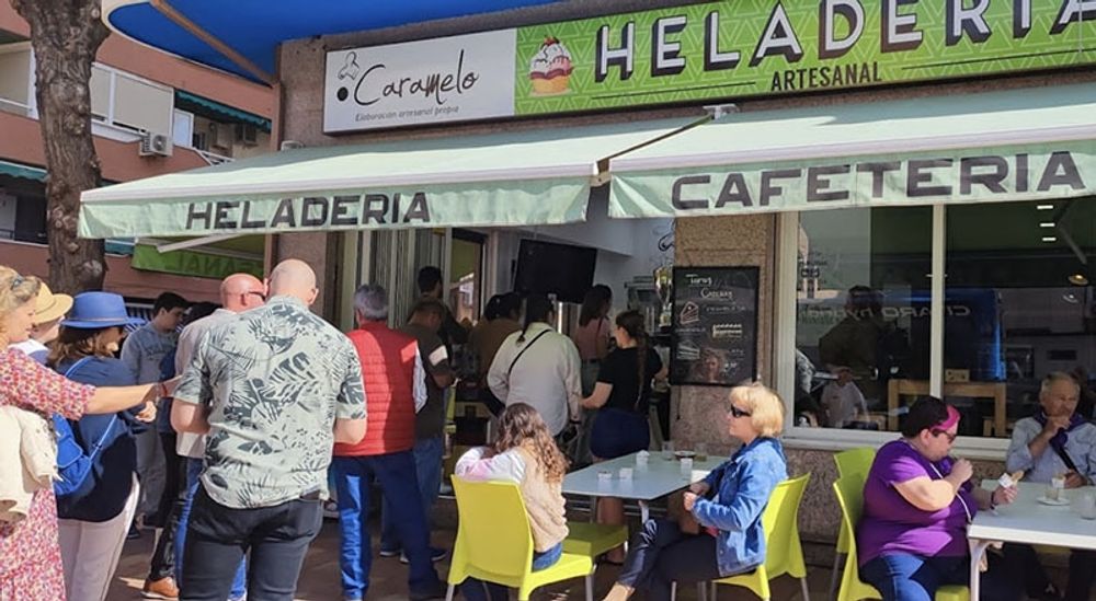 K&ouml;n ringlar l&aring;ng utanf&ouml;r den prisbel&ouml;nta glassbutiken Caramelo, som ligger n&auml;ra Avenida de Mijas i Fuengirola. Foto: Google Maps