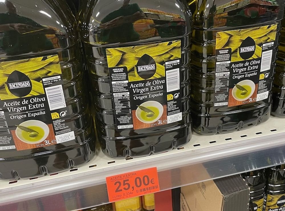Tre liter jungfruolja V&iacute;rgen Extra av Mercadonas m&auml;rke Hacendado kostar i dagsl&auml;get betydligt mer &auml;n femlitersdunken f&ouml;r ett &aring;r sedan.
