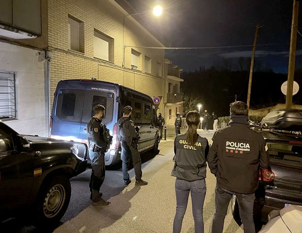 I Katalonien utf&ouml;rdes tillslagen i samarbete mellan Guardia Civil och den katalanska regionpolisen Mossos D&acute;Esquadra. Foto: Guardia Civil