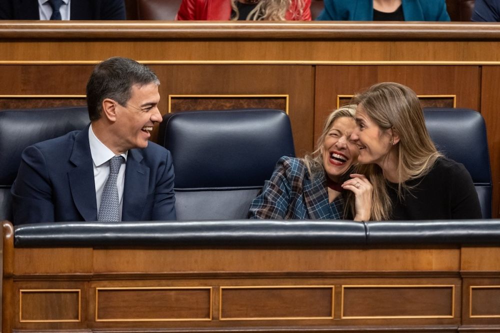 Trots anklagelser om en regeringskris var det den 12 februari stundtals en uppsluppen st&auml;mning mellan regeringschefen Pedro S&aacute;nchez och ministrarna Yolanda D&iacute;az och Sara Aagesen. Foto: PSOE