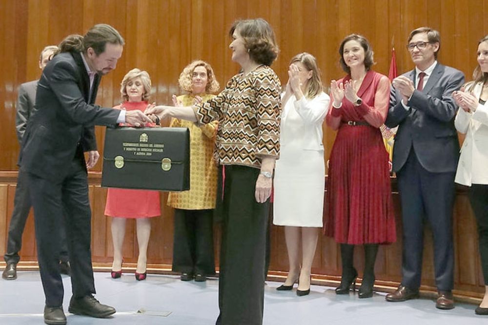 Andre vice regeringschefen Pablo Iglesias tar emot ministerv&auml;skan.