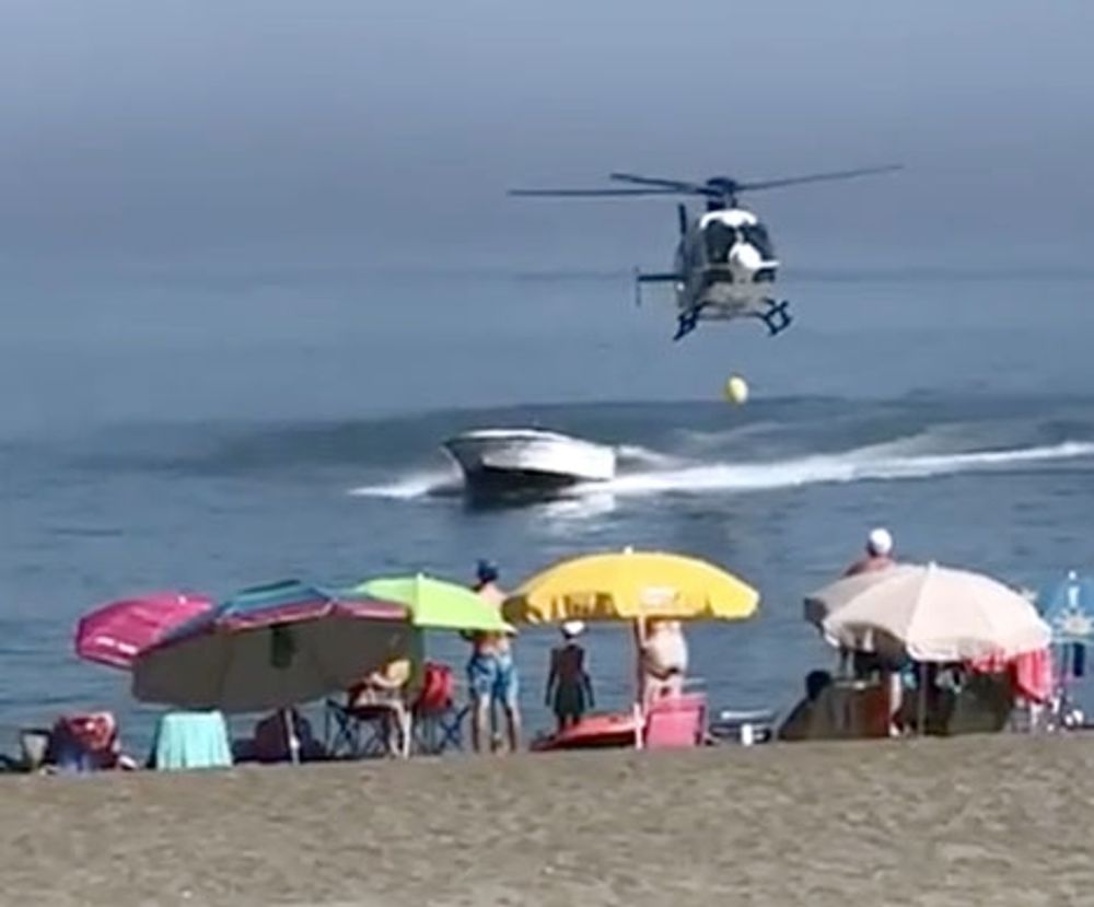 Motorb&aring;ten jagades upp p&aring; land av en helikopter fr&aring;n Polic&iacute;a Nacional. Foto: YouTube
