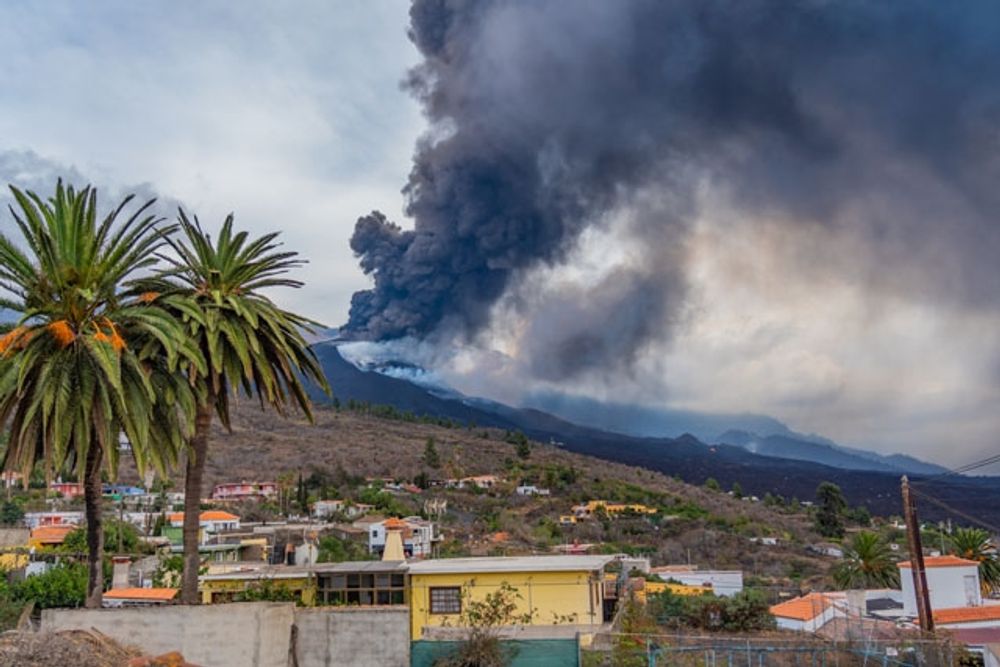 Vulkanutbrottet p&aring; La Palma &auml;r det mest l&aring;ngvariga som uppm&auml;tts n&aring;gonsin p&aring; &ouml;n och har l&auml;mnat tusentals m&auml;nniskor heml&ouml;sa.