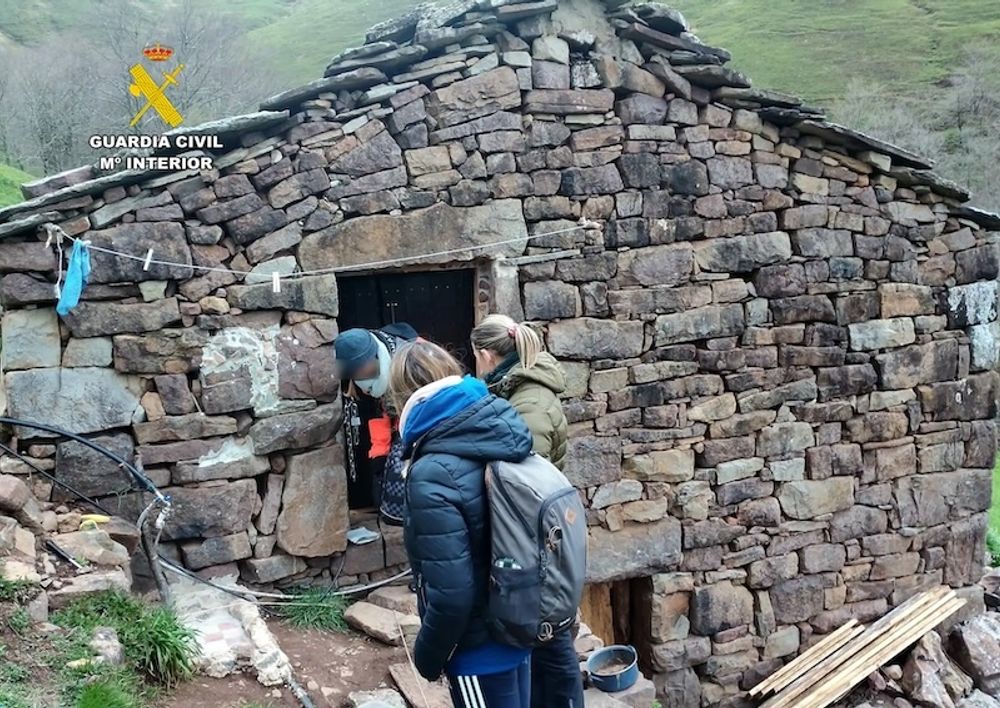 Kvinnan g&ouml;mde sig med sin sju&aring;rige son i ett stenhus utan elektricitet. Foto: Guardia Civil
