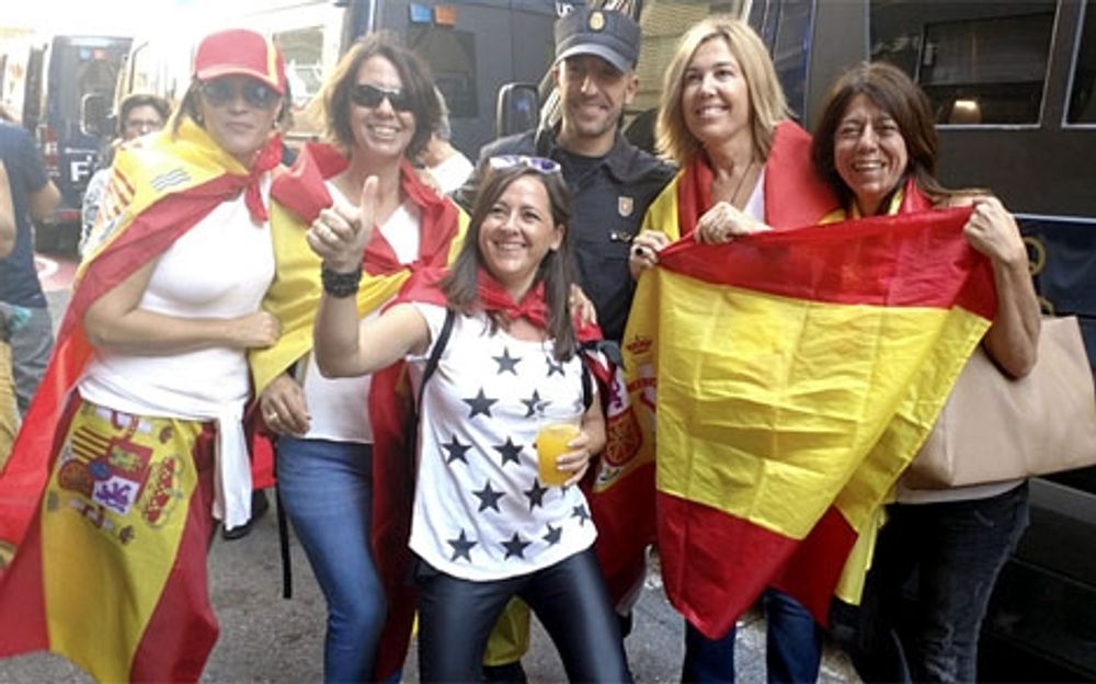 Motdemonstranterna f&ouml;r Spaniens enighet har bland annat visat sitt st&ouml;d f&ouml;r den h&aring;rt kritiserade rikspolisen. Foto: Polic&iacute;a Nacional