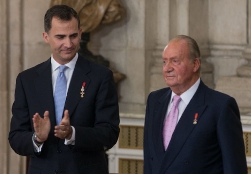 Endast prinsessan Elena v&auml;ntade p&aring; Juan Carlos vid hans ankomst, men kungen emeritus ska tr&auml;ffa sin son Felipe innan han reser tillbaka till F&ouml;renade Arabemiraten.