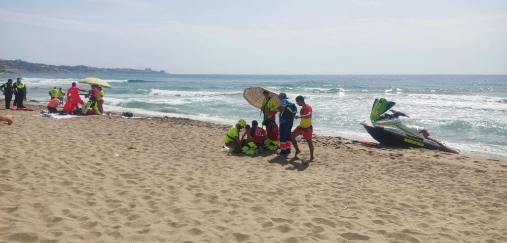 Ett snabbt ingripande av badvakter och r&auml;ddningstj&auml;nst f&ouml;rhindrade en tragedi. Tv&aring; personer v&aring;rdas nu p&aring; sjukhus i mycket allvarligt tillst&aring;nd. Foto: Ayto de Fuengirola