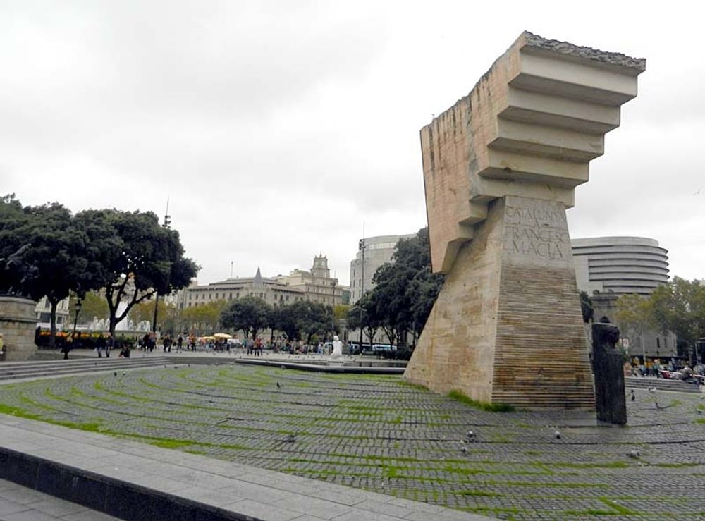 Den katalanska ursymbolen Plaza de Catalunya i Barcelona blev 12 oktober samlingsplats f&ouml;r tusentals motst&aring;ndare till ett sj&auml;lvst&auml;ndigt Katalonien.
