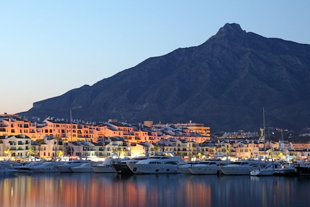 Natten till l&ouml;rdag h&auml;vs uteg&aring;ngsf&ouml;rbudet i b&aring;de Marbella och Estepona.