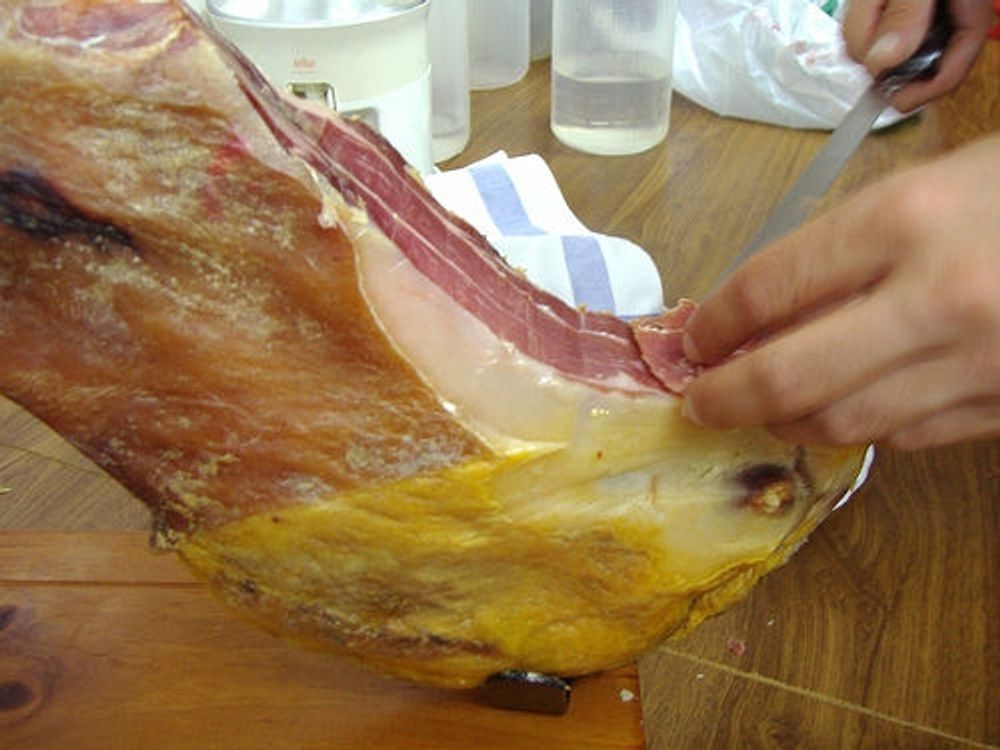 Efterfr&aring;gan p&aring; lufttorkade skinkor &auml;r som st&ouml;rst i jultid. Foto: Hector Garcia from Barcelona/Wikimedia Commons