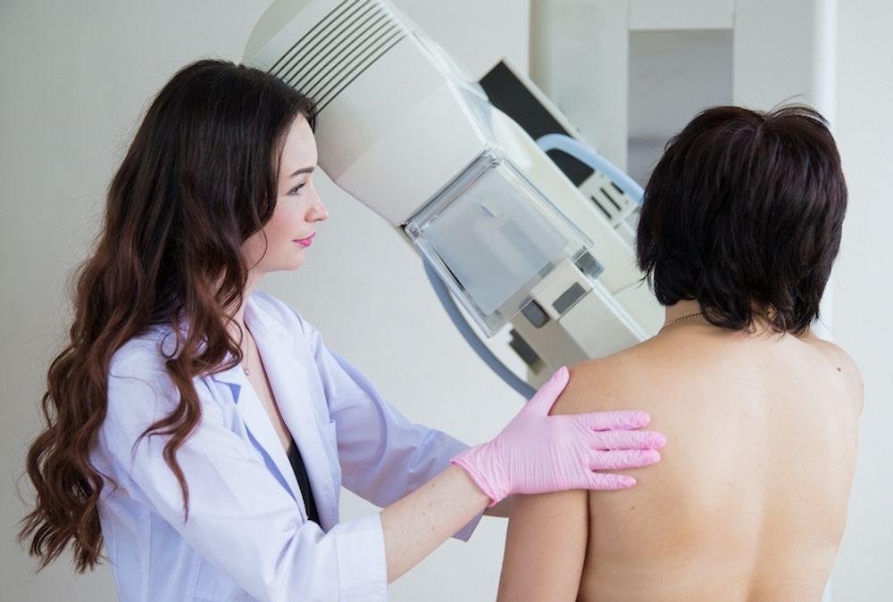 F&auml;rre kvinnor genomf&ouml;rde rutinunders&ouml;kningar f&ouml;r att uppt&auml;cka br&ouml;stcancer under 2020. Detta uppges ligga bakom en kraftig minskning i antalet diagnosticerade fall.