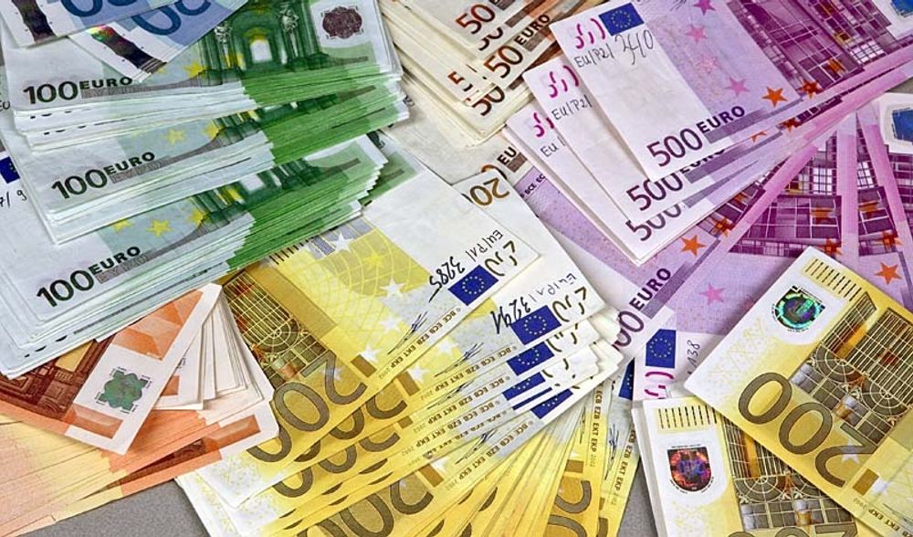 Bankerna gynnas n&auml;r regeringen nu begr&auml;nsar brukat av kontanter. Foto: Europol